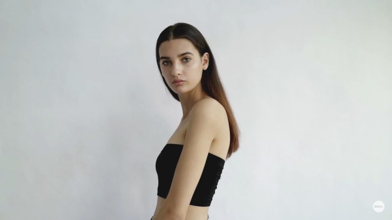 Model Posen - Frau blickt über die Schulter