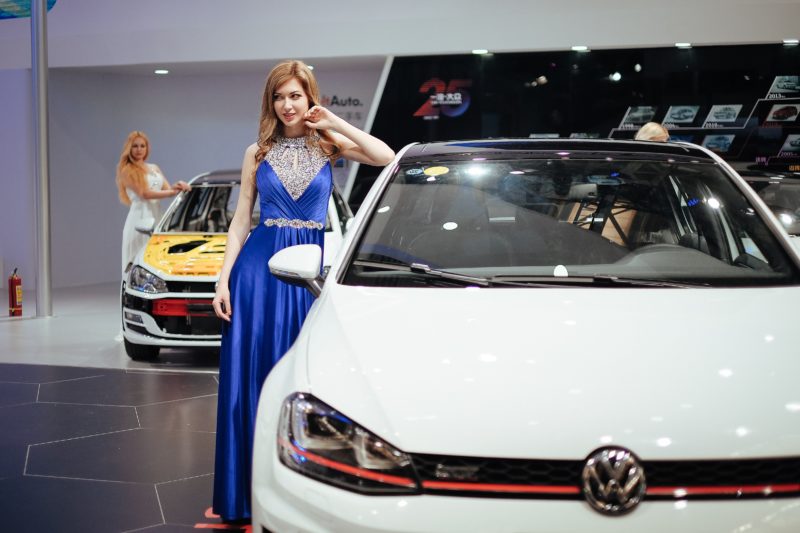 fashion model posiert neben einem auto