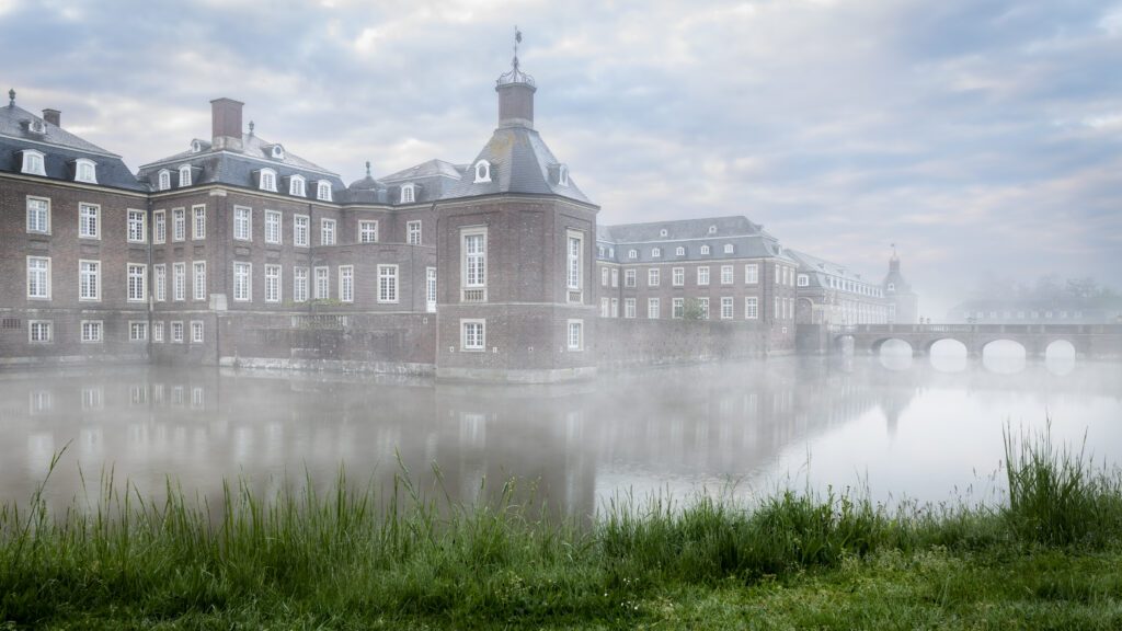 Ein Schloss eingehüllt in Nebel